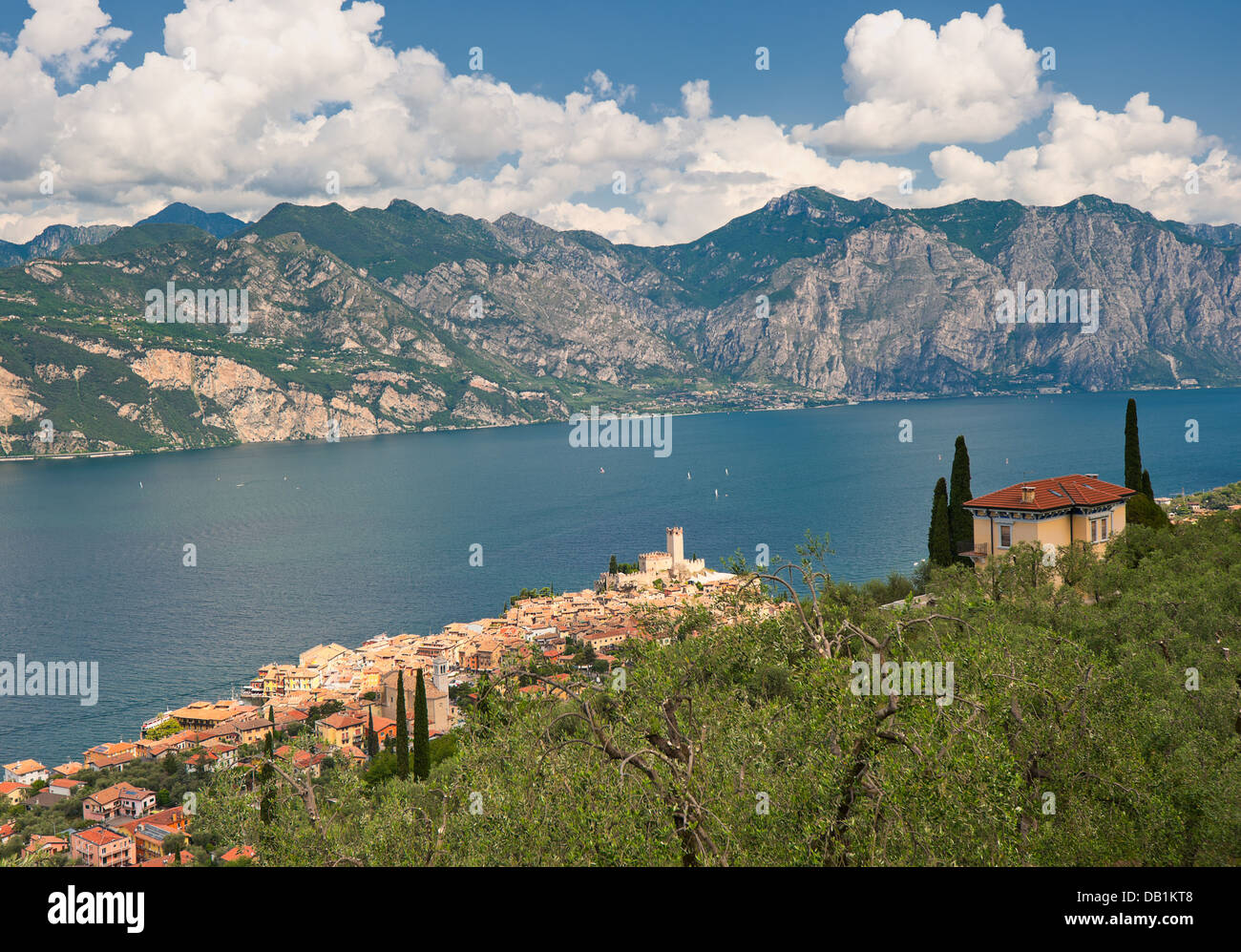 Panorama del villaggio di Sirmione e del Lago di Garda, Italia Foto Stock