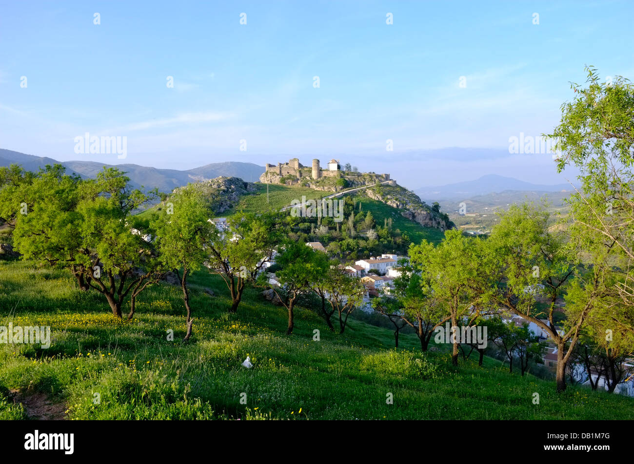 Il castello moresco in cima alla collina sopra la città di Carcabuey, Sierras Subbeticas, Andalusia. Spagna Foto Stock