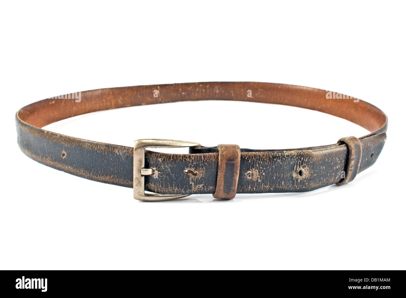 Vecchio brown cintura in cuoio isolato su bianco Foto Stock