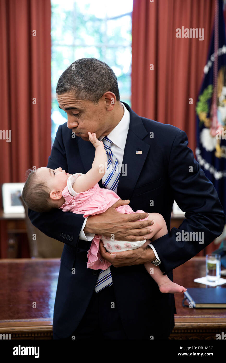 Il Presidente Usa Barack Obama detiene di sei-mese-vecchio Talia Neufeld, figlia di uscire membro dello staff adam Neufeld all Ufficio Ovale Giugno 14, 2013 a Washington, DC. Foto Stock