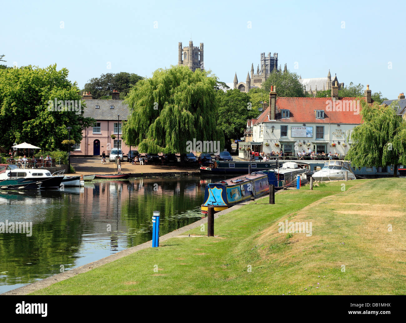 Cattedrale di Ely, fiume Ouse e Cutter Inn, chiatte e battelli, fiumi inglesi riverside pub osterie pub, Cambridgeshire England Regno Unito Foto Stock