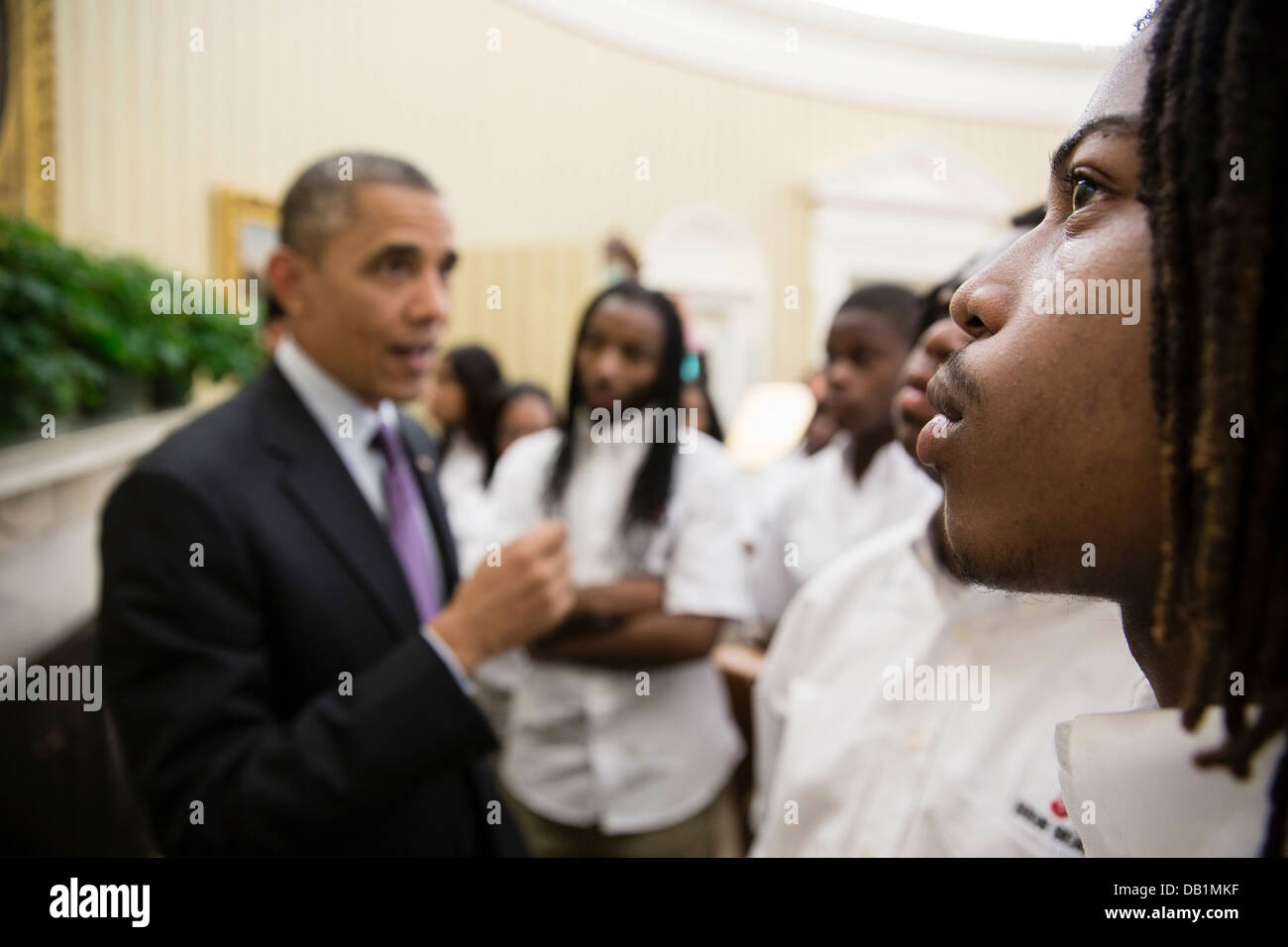 Gli studenti di William R. Harper High School di Chicago di ascoltare come il Presidente Barack Obama parla con loro circa il Proclama di emancipazione appeso all Ufficio Ovale Giugno 5, 2013 a Washington, DC. Foto Stock