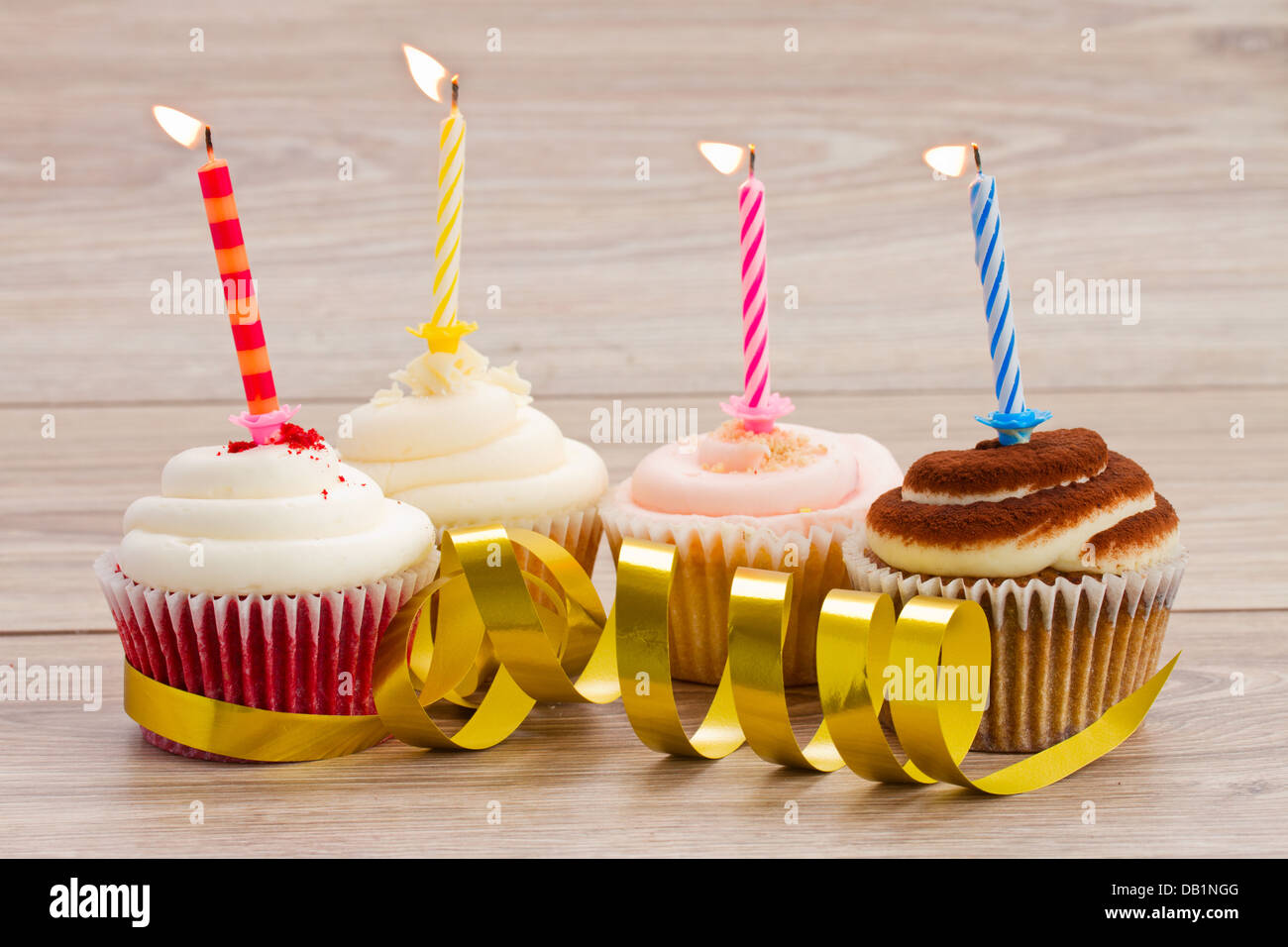 Quattro tortine di compleanno sul tavolo Foto Stock
