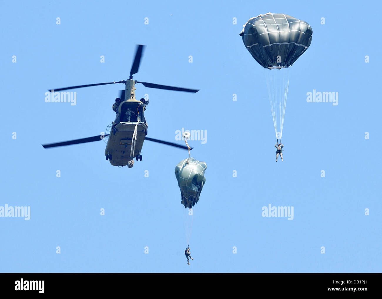 Paracadutisti da 173rd Airborne Brigade Combat Team ha partecipato in una comune formazione parachute jump con CH-47 Chinook aeromobile dal XII Combattere la Brigata Aerea qui Luglio 16. Anche partecipanti erano esercito italiano paracadutisti dalla folgore par Foto Stock