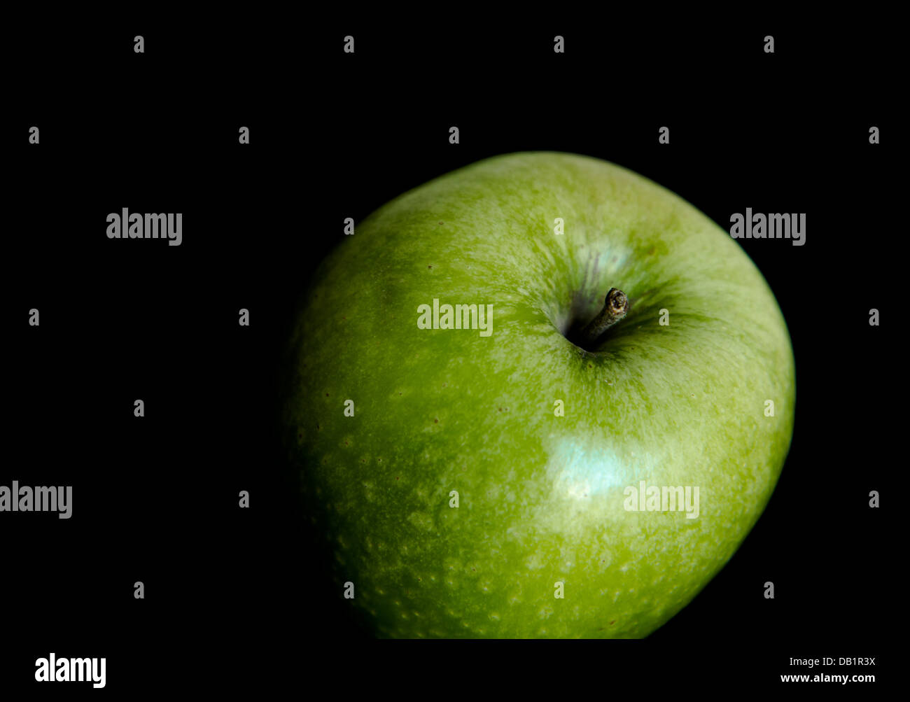 Verde mela isolare in sfondo nero Foto Stock