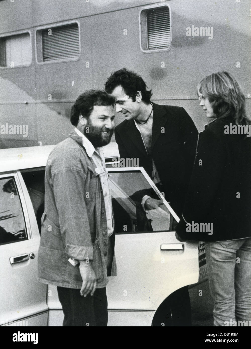 HARVEY GOLDSMITH UK promotore di roccia a sinistra con Hugh Cornovaglia di The Stranglers (centro) circa 1982. Foto di Nando Valverde Foto Stock