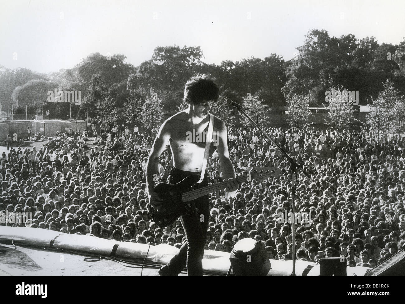 Gli STRANGLERS UK del gruppo rock con Jean-Jacques Burnel nel Parco di Battersea, Londra, 16 Settembre 1978 Foto Stock