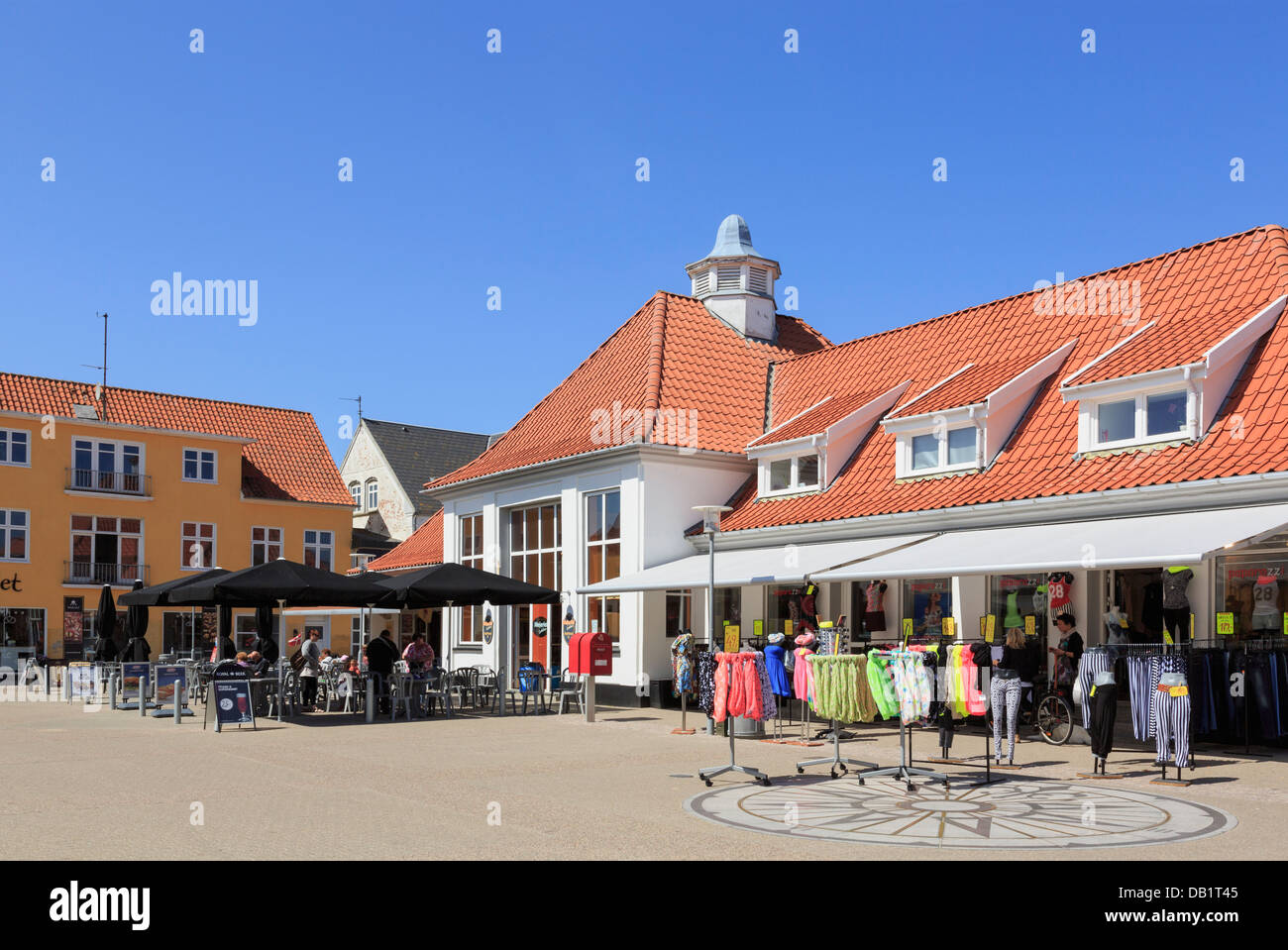 Ristorante e negozio di abbigliamento nella città balneare di Lokken, nello Jutland, Danimarca Foto Stock