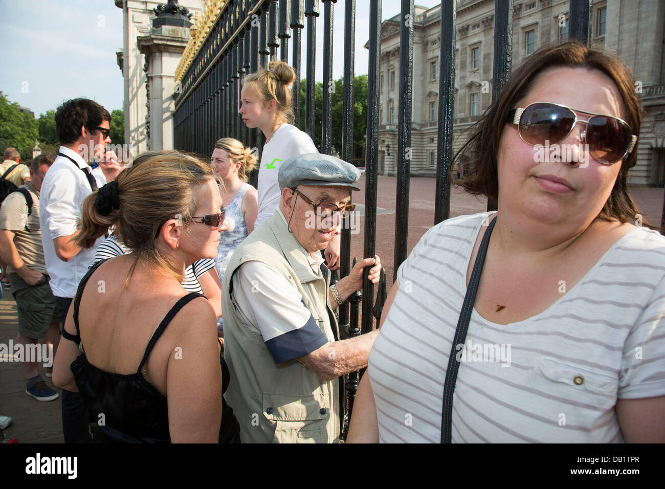 Londra, Regno Unito. Lunedì 22 Luglio 2013. I turisti fuori Buckingham Palace in attesa di notizie del giorno che Kate Middleton Duchessa di Cambridge è stato ricoverato in ospedale dopo aver corso nel lavoro. © Michael Kemp/Alamy Live News Foto Stock