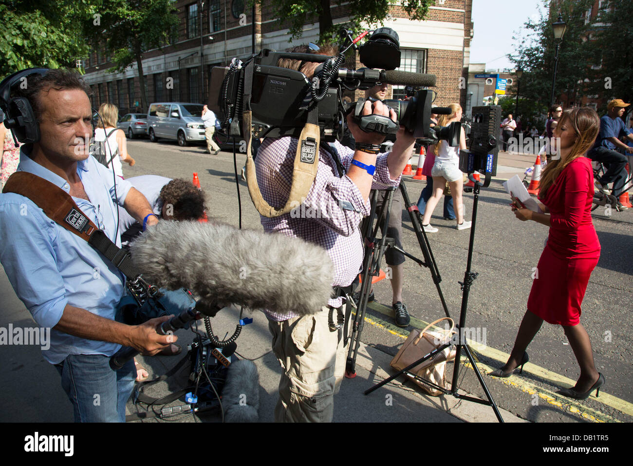 Londra, Regno Unito. Lunedì 22 Luglio 2013. Notizie della televisione riprese ancora un pezzo di fotocamera. Frenesia dei media al di fuori di St Mary s Hospital di Londra il giorno che Kate Middleton Duchessa di Cambridge è stato ricoverato in ospedale dopo aver corso nel lavoro. Immediatamente i media globali borgo iniziò a buzz con attività e il pubblico di Royalist cominciarono ad arrivare in numeri. Credito: Michael Kemp/Alamy Live News Foto Stock