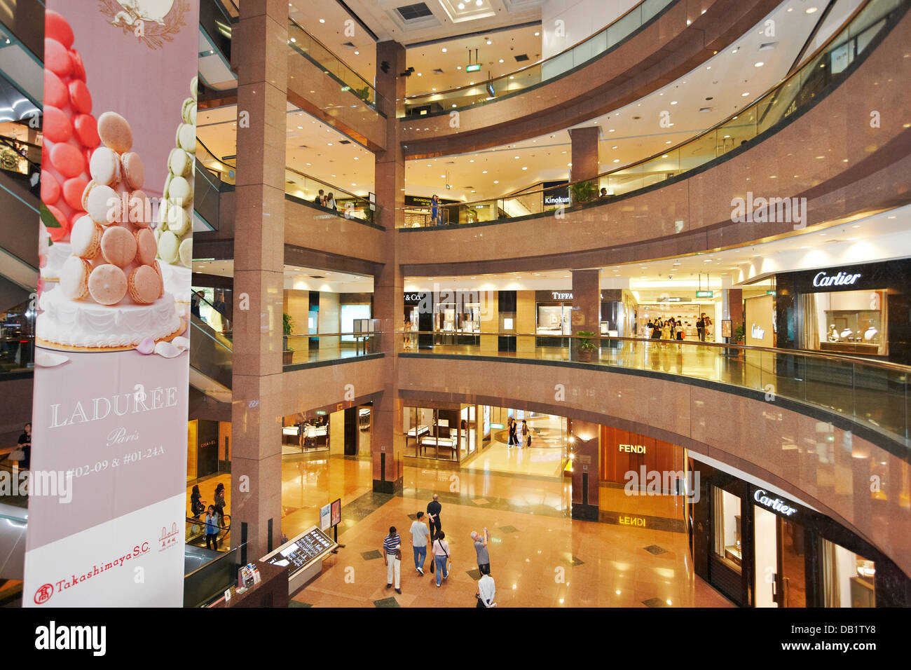 Interno di Ngee Ann City shopping mall, Orchard Road, Singapore. Foto Stock