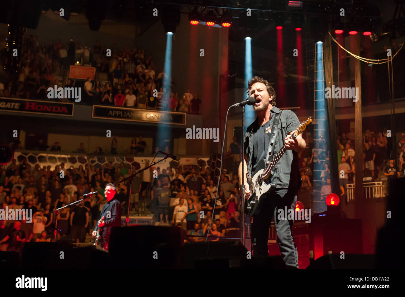 Eddie Vedder del gruppo rock Pearl Jam esegue a Budweiser Gardens a Londra, Ontario, Canada. Foto Stock