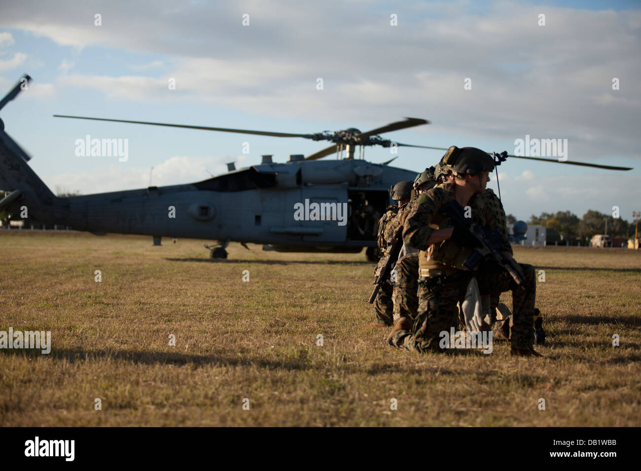 Stati Uniti Marines che partecipano al talismano Saber 2013 forma fino dopo l'uscita da un HH-60H Sea Hawk assegnato all'Firehawks di Helicop Foto Stock