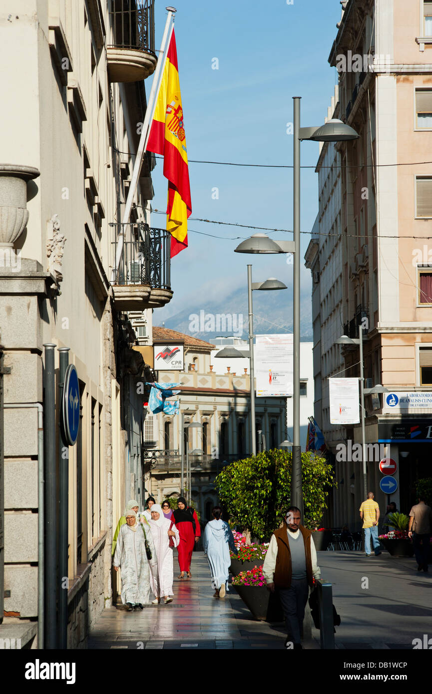 Le donne musulmane che passa nella parte anteriore del Casino Militar , Camoens street. Ceuta . Spagna. Foto Stock