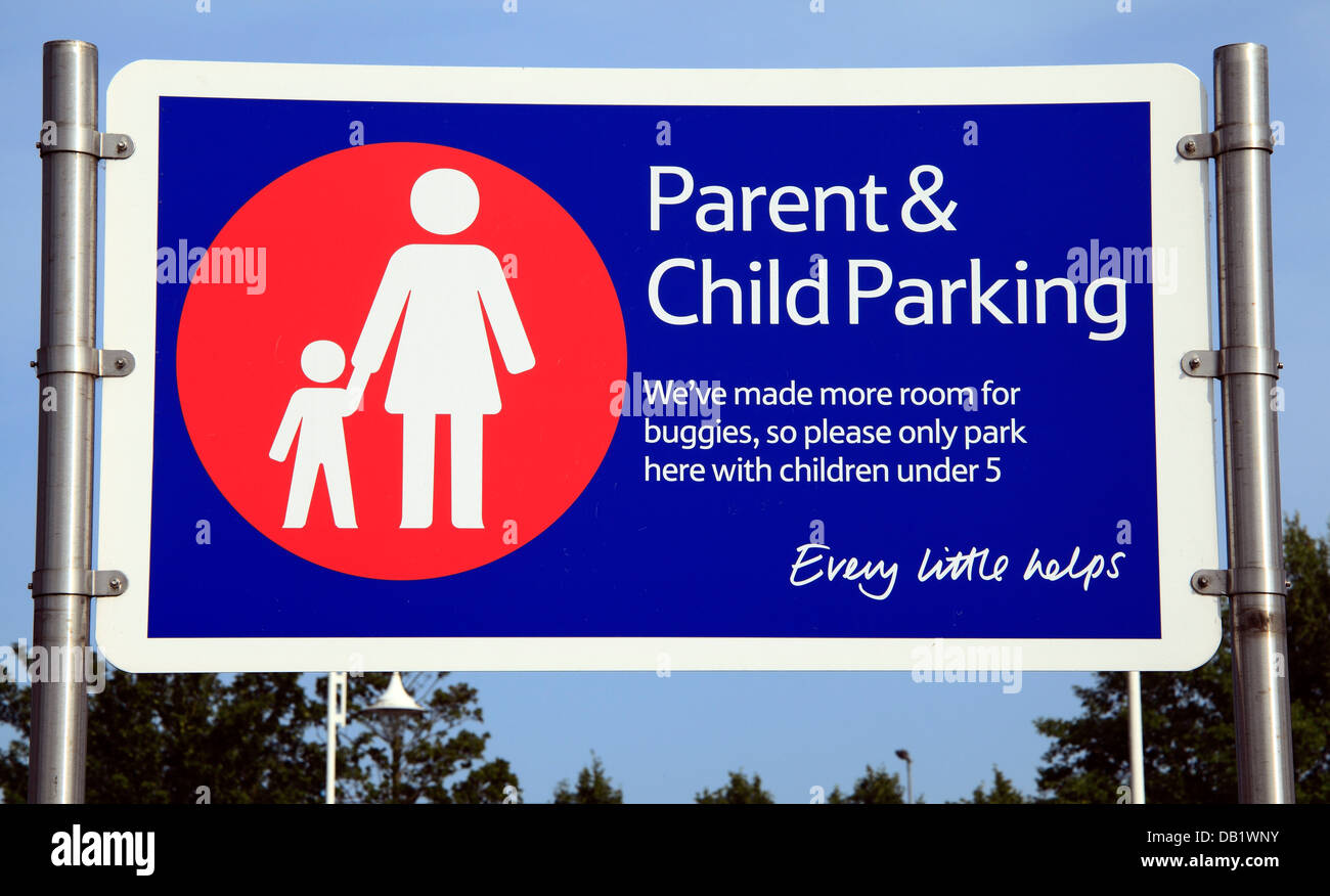Genitore e bambino parcheggio auto segno, logo, Tesco Car Park, Ely, Cambridgeshire England Regno Unito, parco Foto Stock