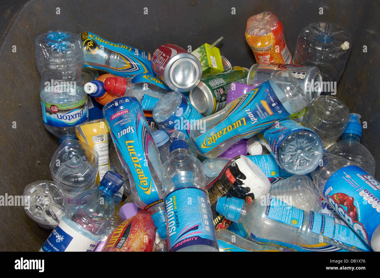 Le bottiglie di plastica in un cassonetto. Foto Stock