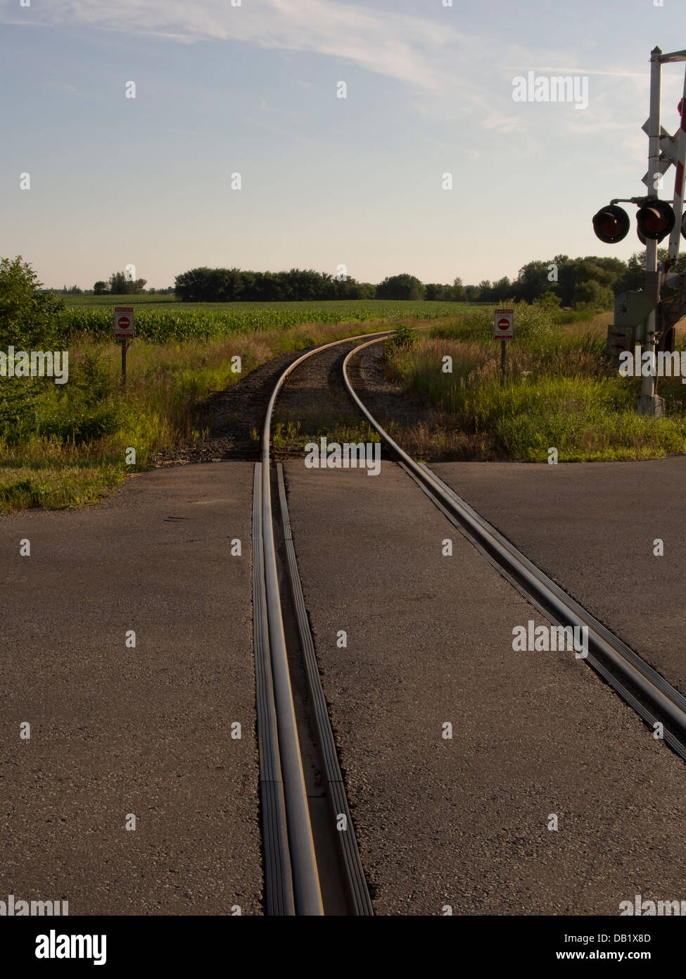 I binari di una ferrovia curva largo in distanza Foto Stock