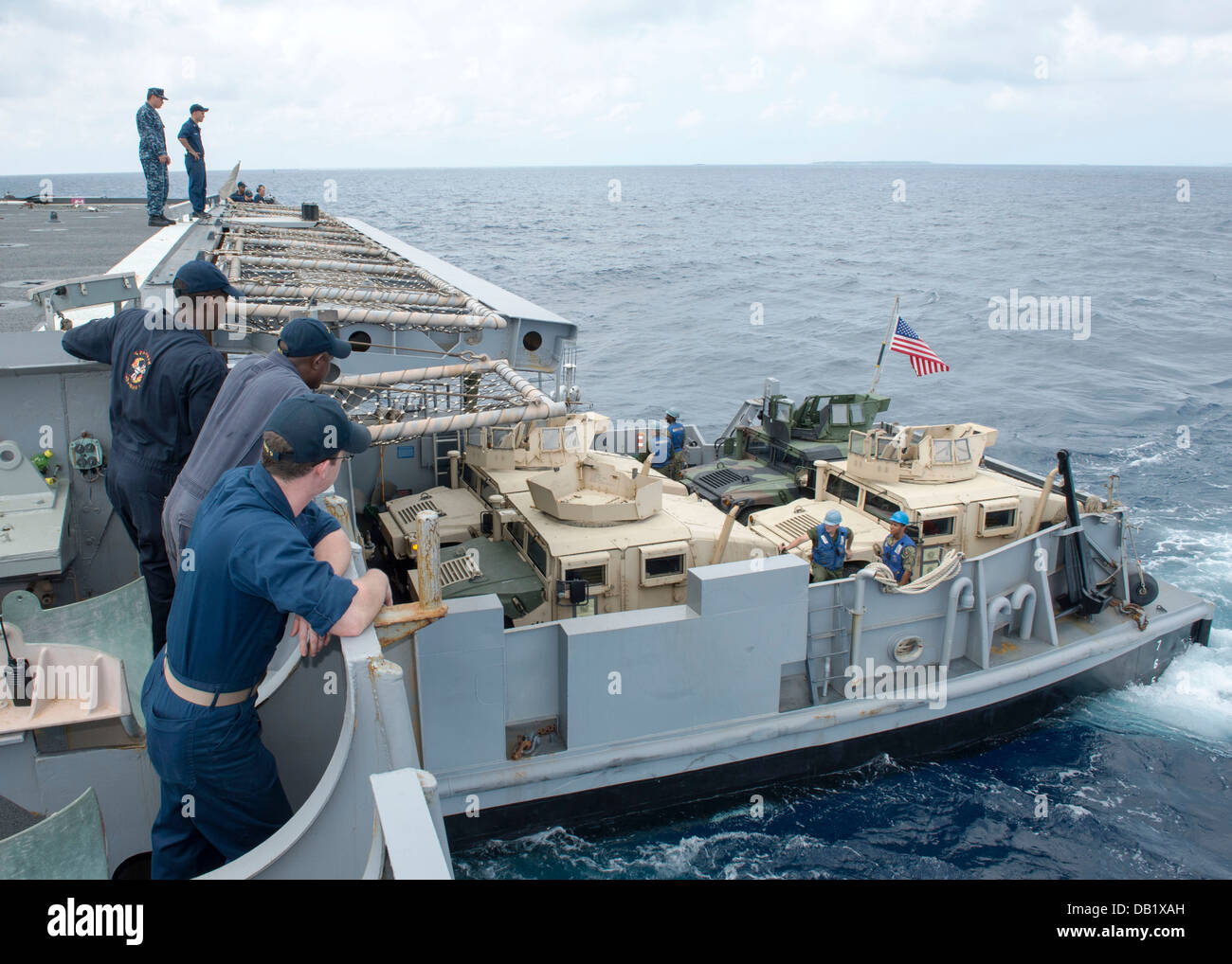 Una landing craft utility (LCU) entra il bene deck di trasporto anfibio dock nave USS Denver (LPD 9). Denver è su patro Foto Stock