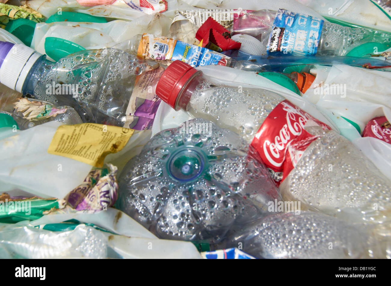 Schiacciate le bottiglie di plastica. Foto Stock