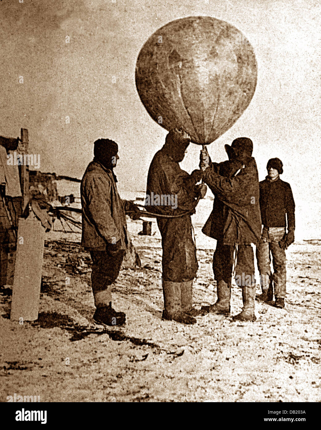 Scott spedizione in Antartide Simpson lanciando un palloncino meteo Foto Stock