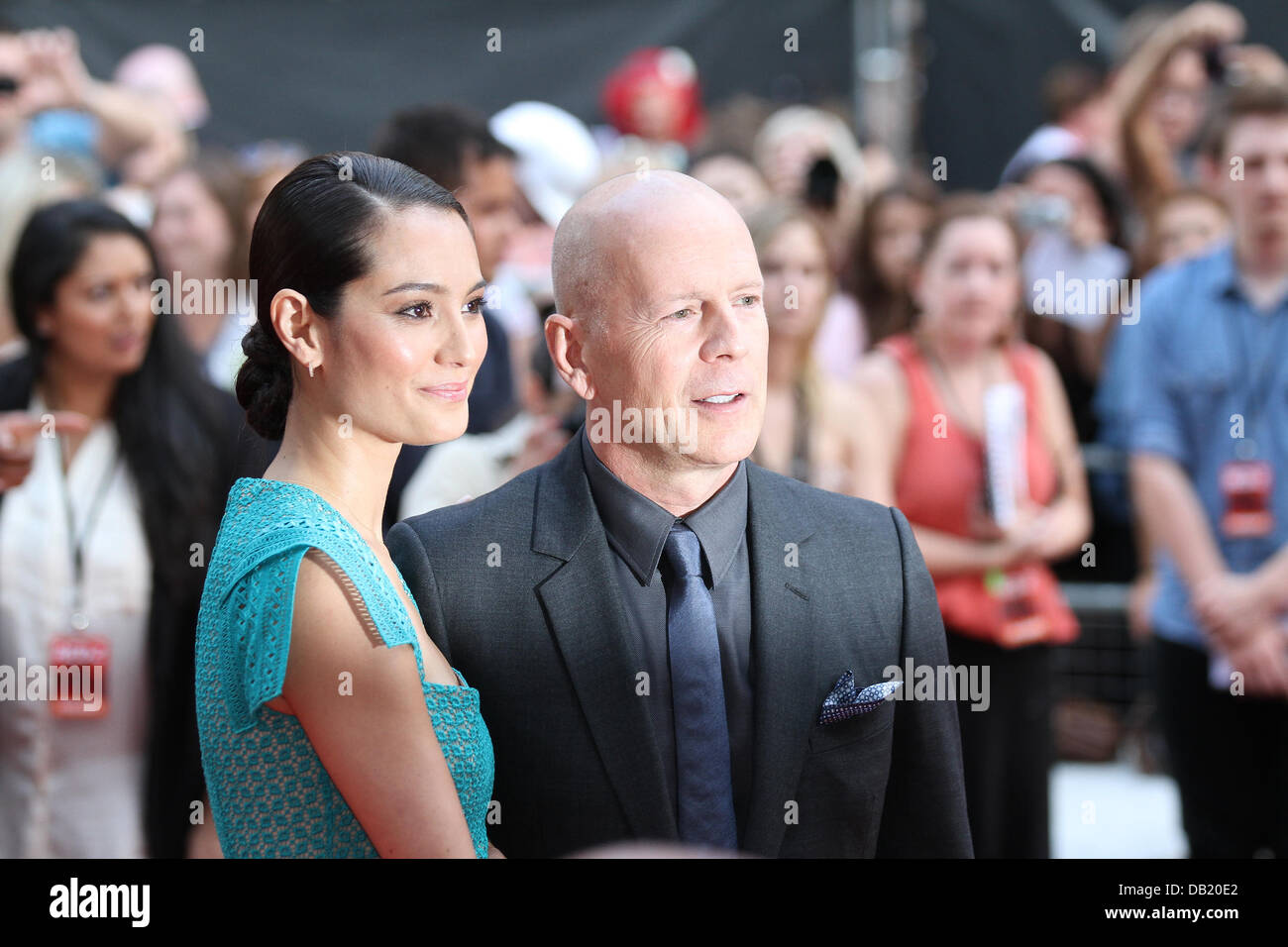 Bruce Willis e Emma Heming frequentare la premiere europeo di Red 2 presso Empire Leicester Square Credit: WFPA/Alamy Live News Foto Stock