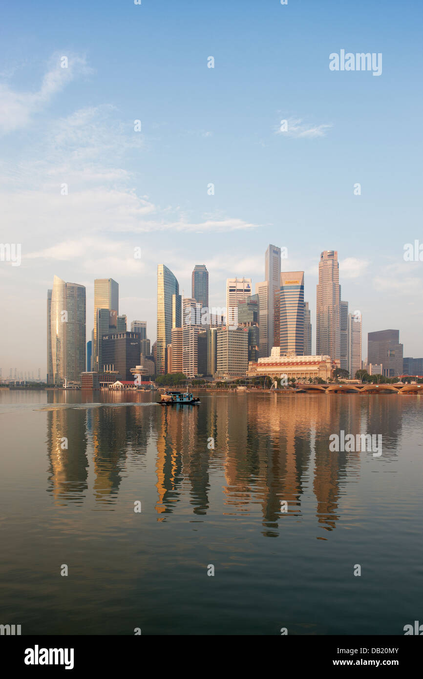 Il distretto centrale degli affari (CBD) grattacieli riflessi nell'acqua. Singapore. Foto Stock