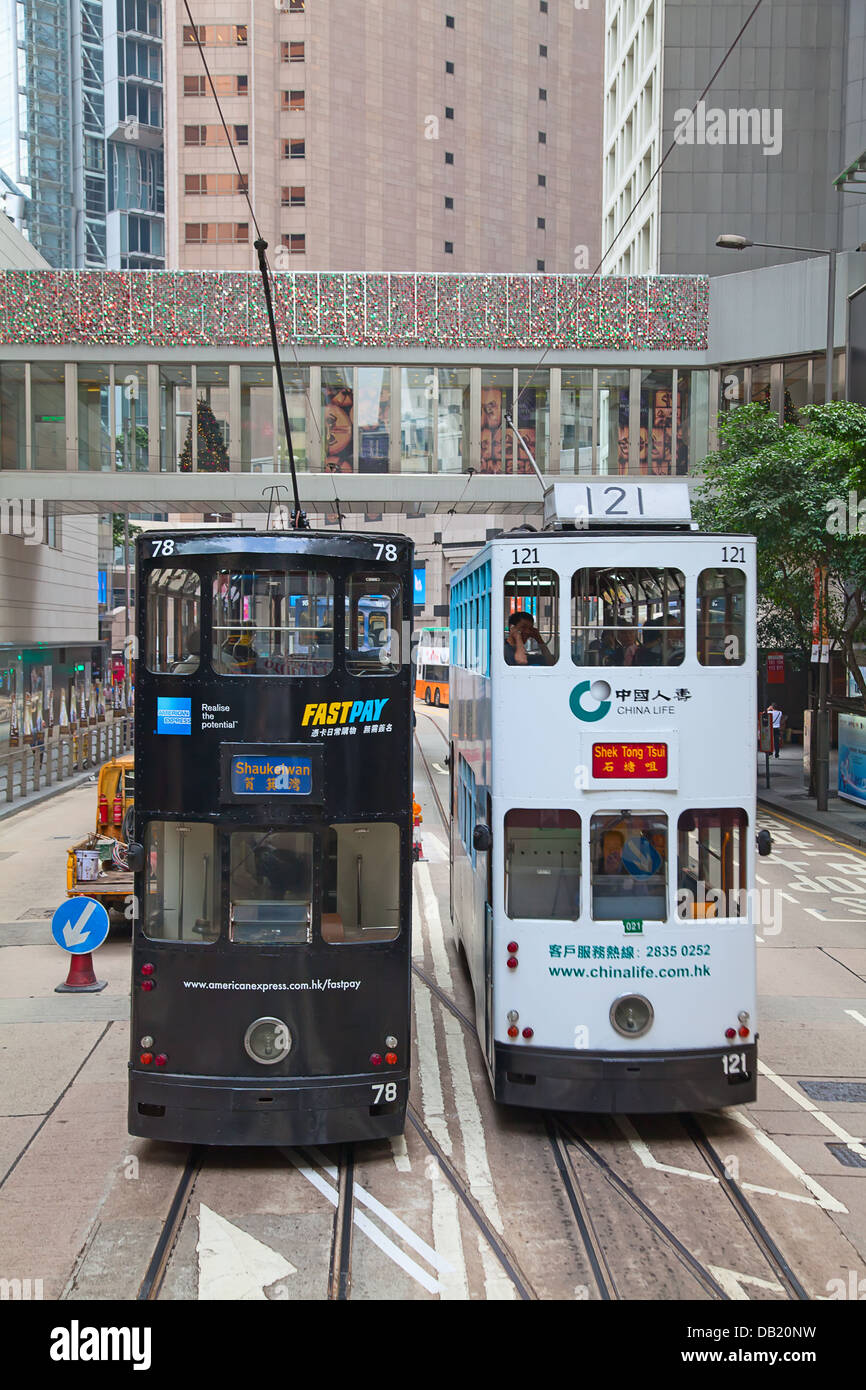 Hong Kong - 05 dicembre: persone non identificate utilizzando tram della città di Hong Kong in dicembre 05, 2010. La fermata del tram di Hong Kong è il solo sistema di tram nel mondo viene eseguito con double deckers. Foto Stock