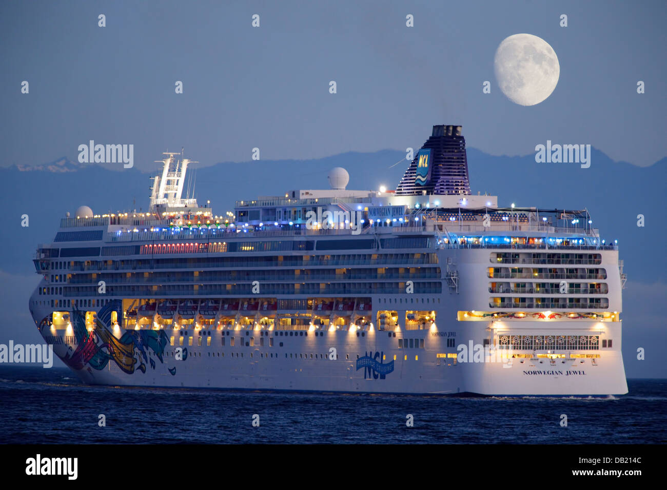 La nave di crociera Norwegian Jewel lasciando sotto la porta a tre quarto di luna-Victoria, British Columbia, Canada. Composito Note-Digital Foto Stock