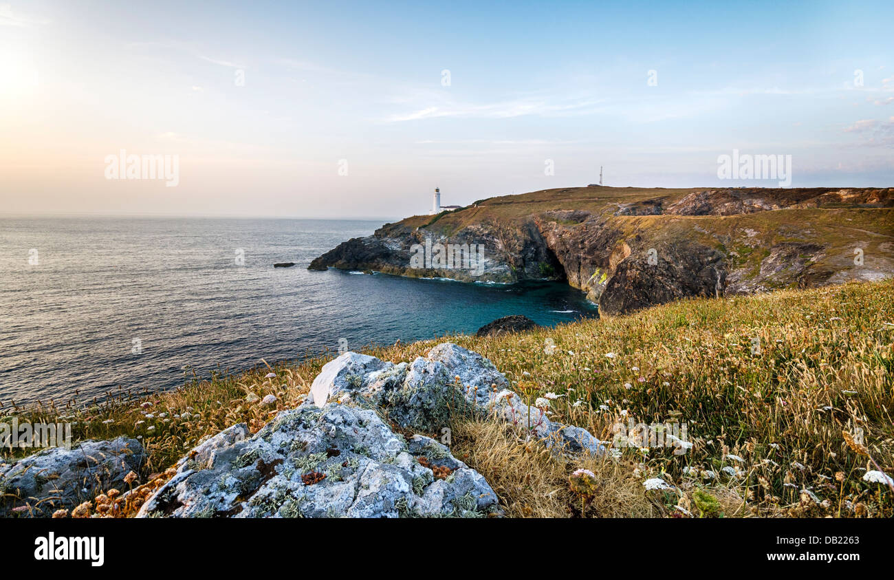 Il faro di Capo Trevose su Cornwall robusto della costa nord. Foto Stock