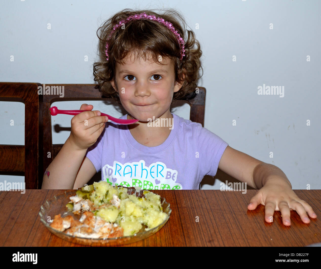 4 anno bambina di mangiare a cena Foto Stock