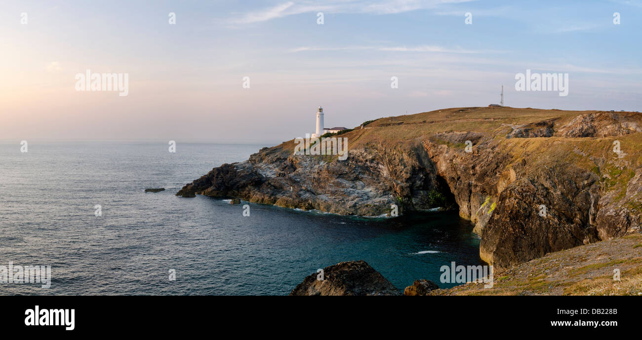 Il faro di Capo Trevose su Cornwall robusto della costa nord. Foto Stock