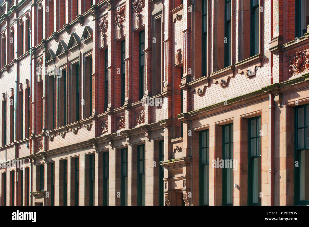 Una vista astratta di una classica architettura edificio in mattoni rossi in Manchester City Centre sul Lloyd Street. Foto Stock