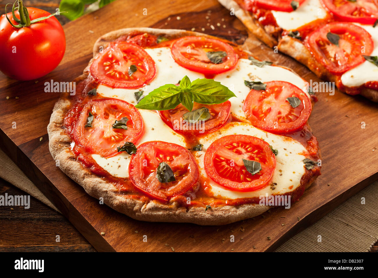 In casa organico Margarita Pizza con basilico e mozzarella Foto Stock