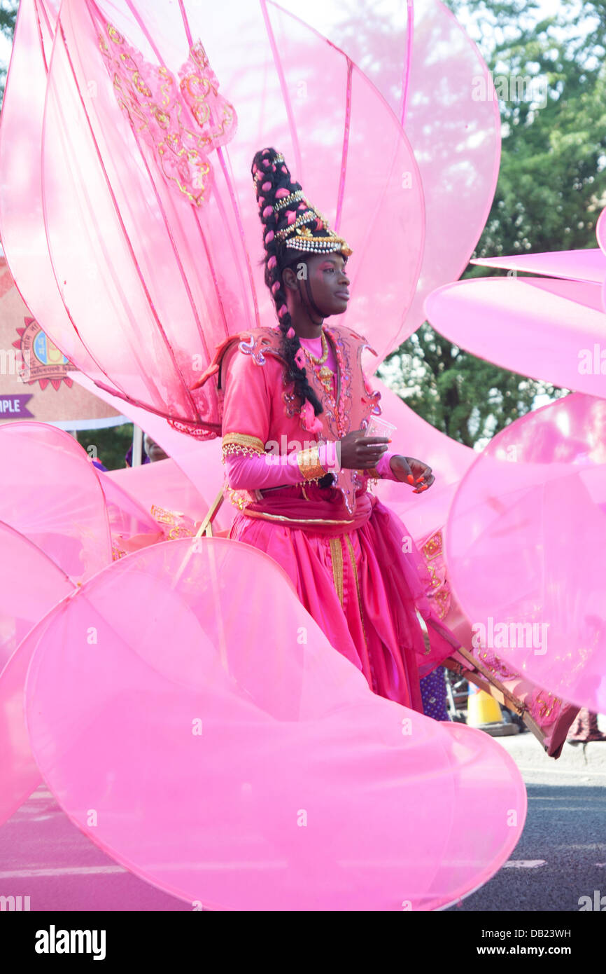 Londra, Regno Unito. 21 Luglio, 2013. Ghanshyam Mahotsav Silver Jubilee Festival, Shree Swaminarayan tempio, Willesden Lane, London, England, Regno Unito, Gran Bretagna Credito: Adina Tovy/Alamy Live News Foto Stock