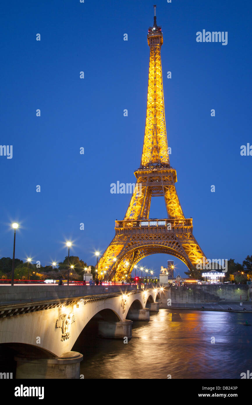 Crepuscolo alla Torre Eiffel, Parigi, Francia Foto Stock