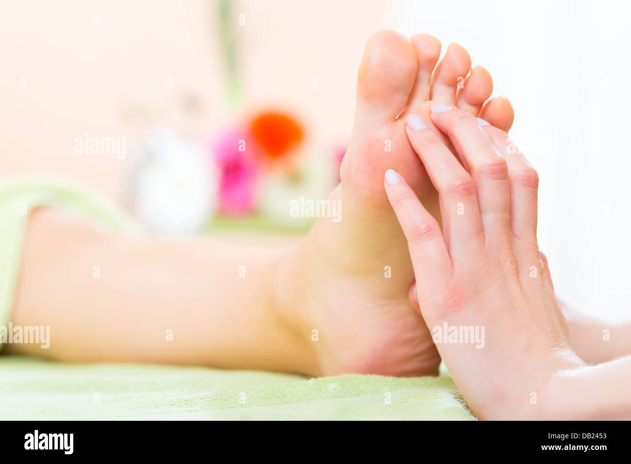 La donna in una manicure ricevendo una pedicure da un estetista, ella è ottenere un massaggio ai piedi Foto Stock