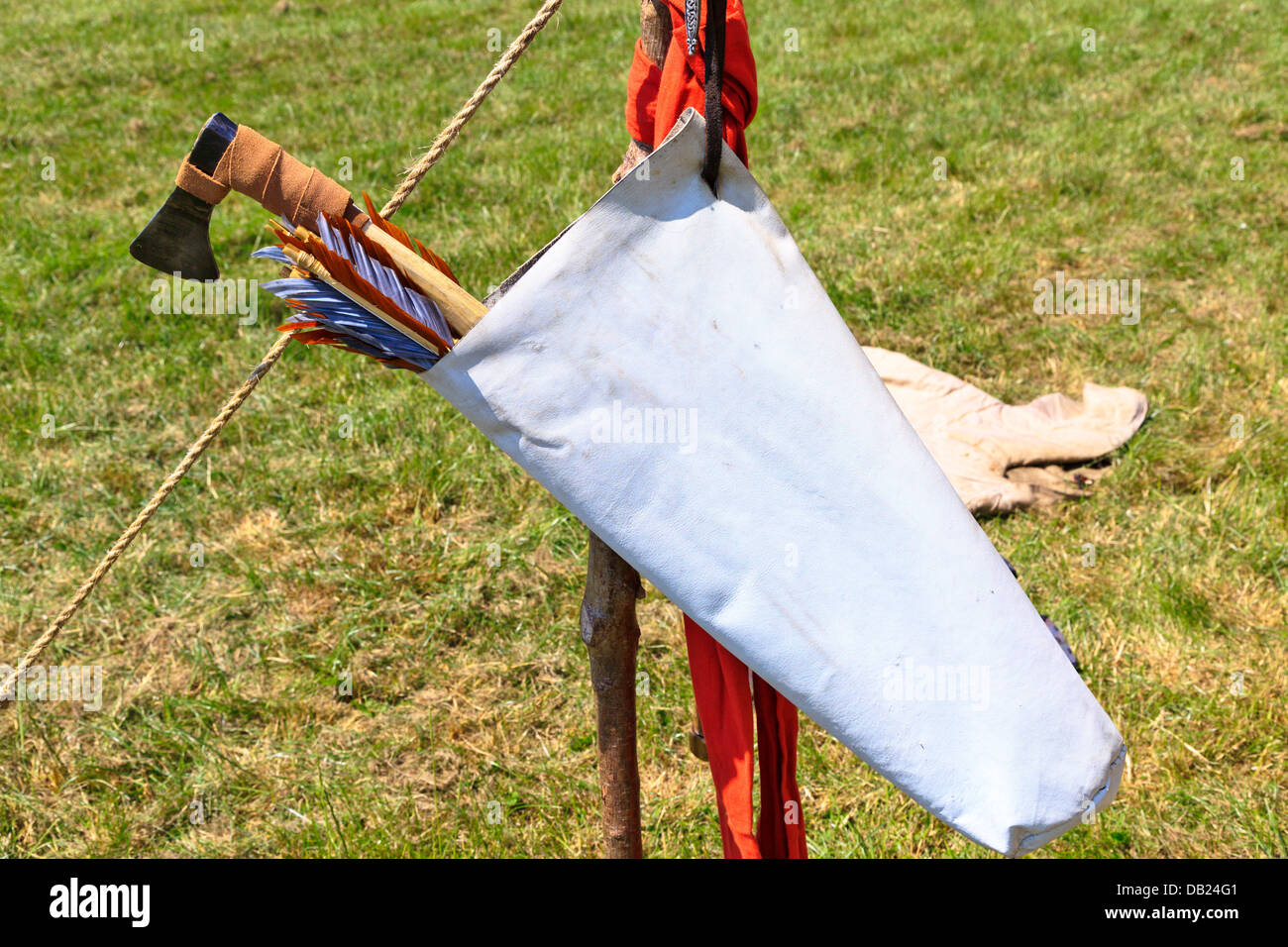 Viking ax e frecce in borsa in pelle per la caccia, lo sport e la guerra al Flag Fen parco archeologico, Peterborough, Inghilterra Foto Stock