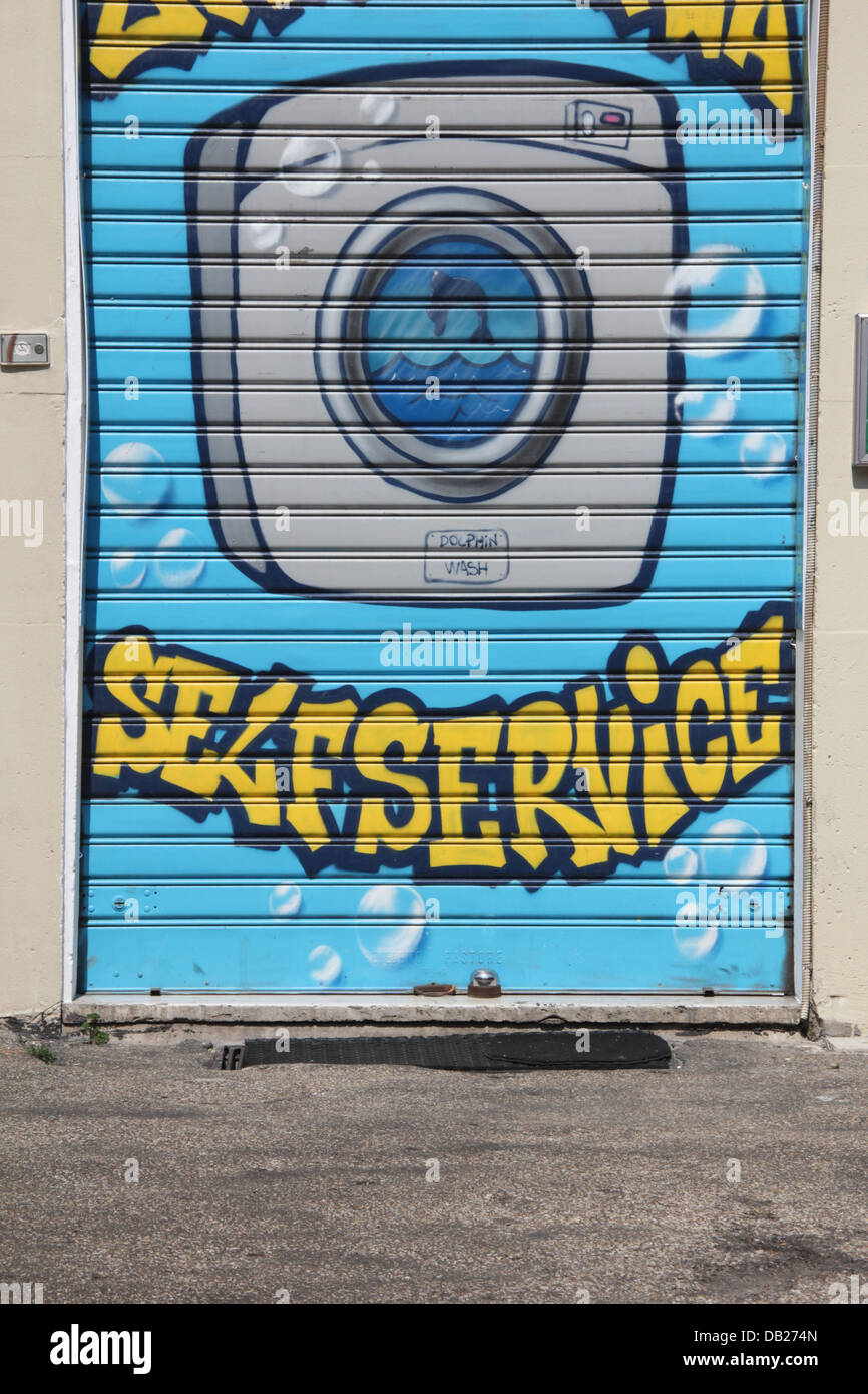 Persiane chiuse sul self service lavanderia automatica a roma italia Foto Stock