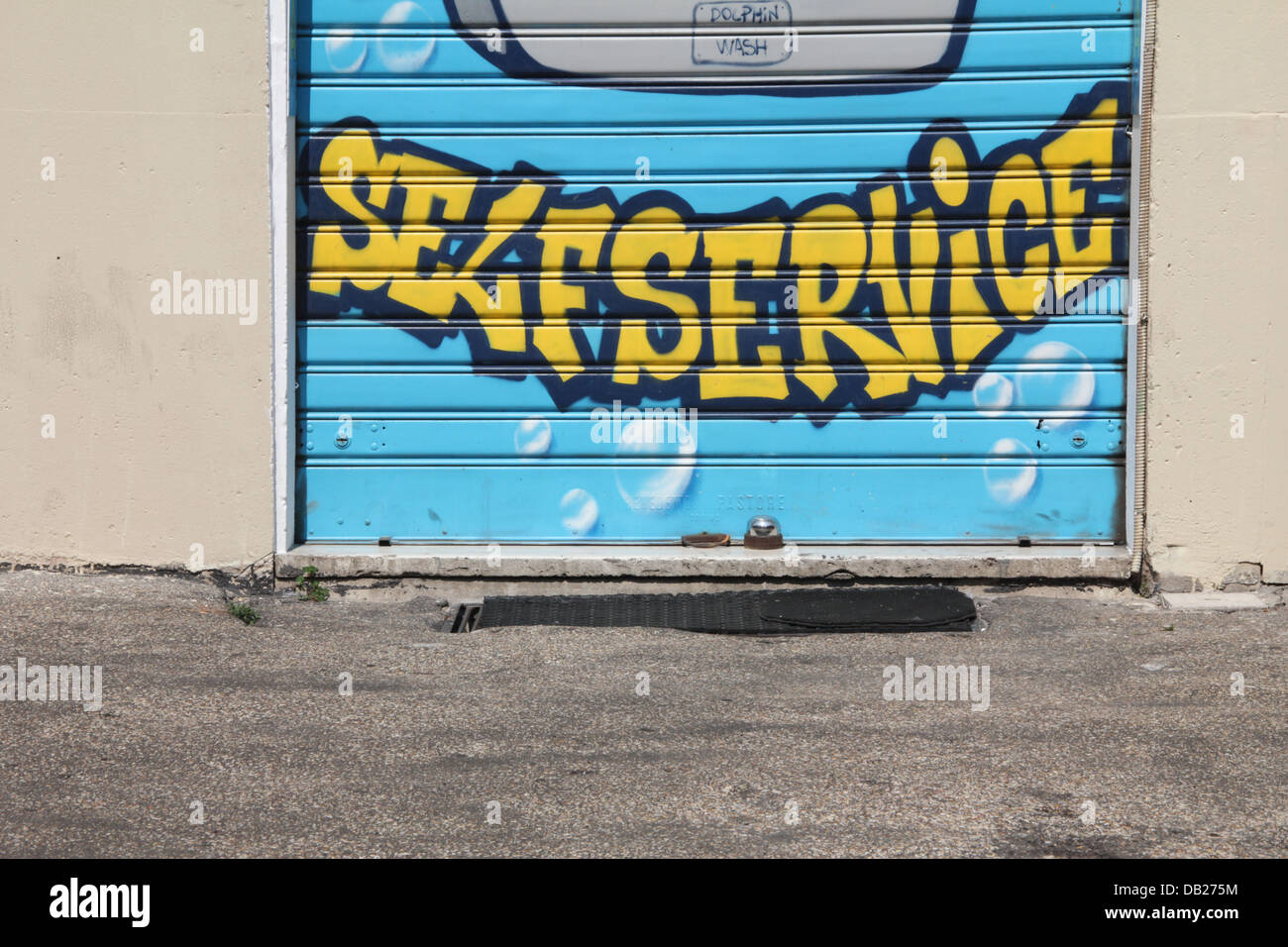 Persiane chiuse sul self service lavanderia automatica a roma italia Foto Stock