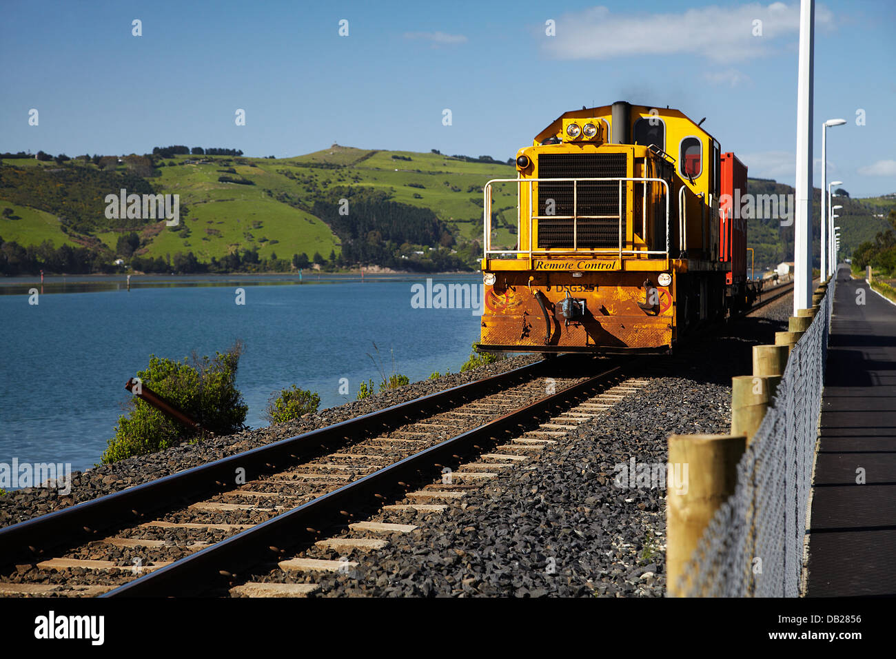 Treno motore accanto al porto di Otago vicino a Port Chalmers, Dunedin, Otago, Isola del Sud, Nuova Zelanda Foto Stock