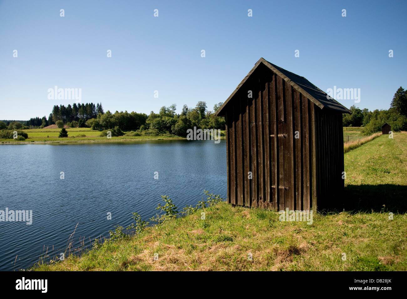 Una capanna sorge su una diga tra superiore e intermedia Peacock stagno in Clausthal-Zellerfeld, Germania, 21 luglio 2013. Il Superiore di acqua Harz Regale è uno dei più grandi ed importanti miniere di acqua sistemi di gestione in tutto il mondo. Foto: SWEN PFOERTNER Foto Stock