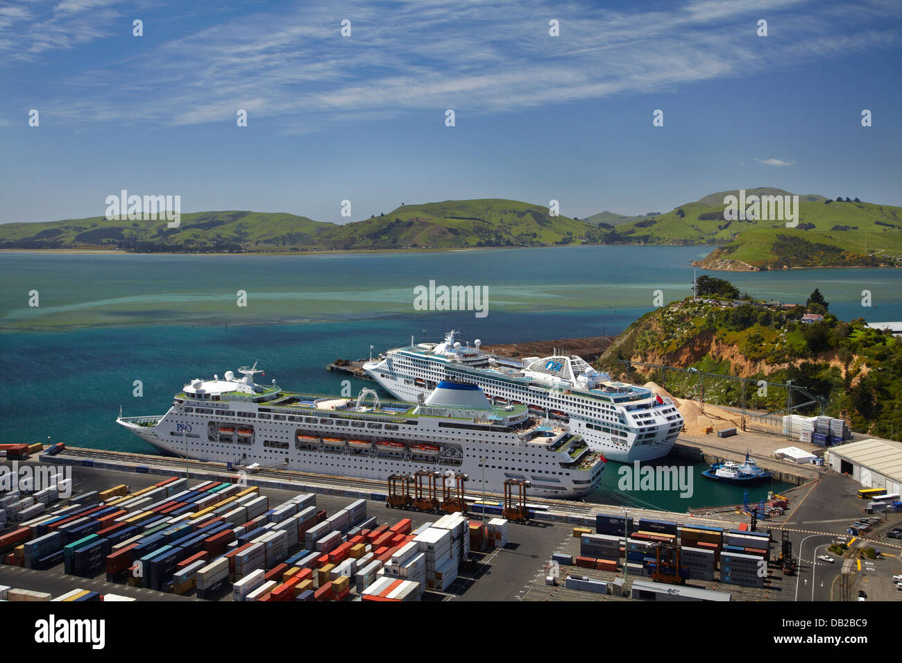 Navi da crociera, contenitori e Otago Harbour, Port Chalmers, Dunedin, Otago, Isola del Sud, Nuova Zelanda Foto Stock