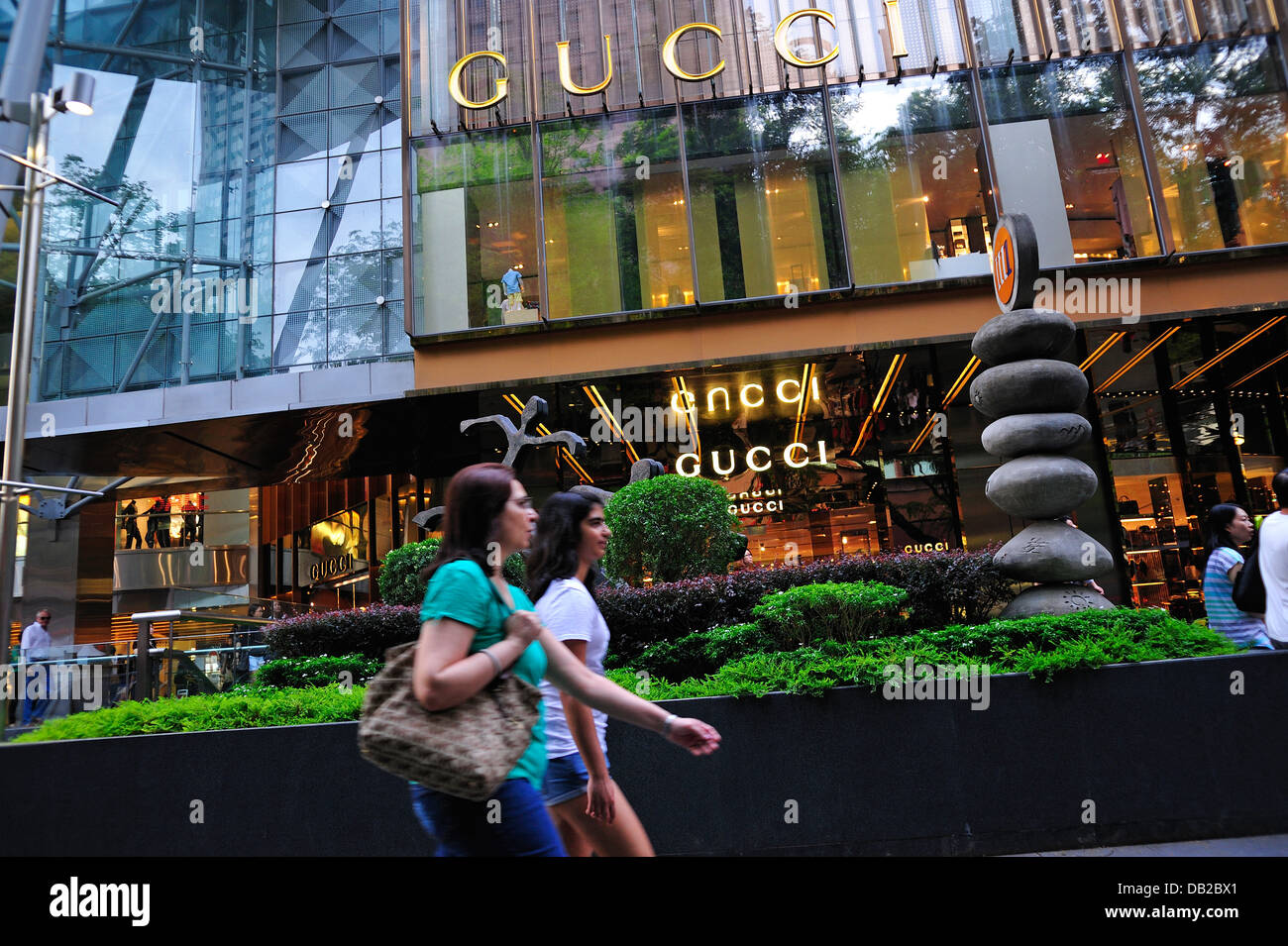 Gli amanti dello shopping vicino al negozio di Gucci Orchard Road Singapore Foto Stock