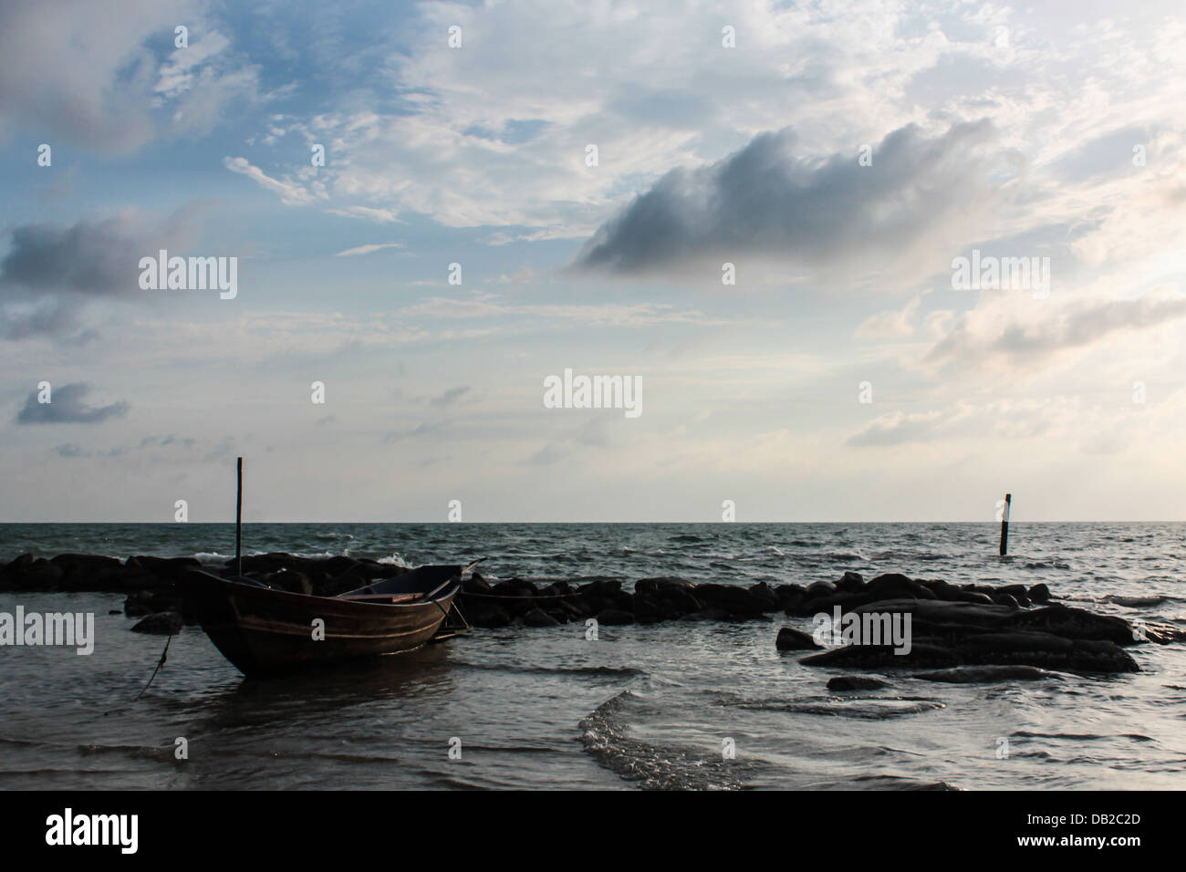 Nave pietre di mare al tramonto in Rayong Thailandia Foto Stock