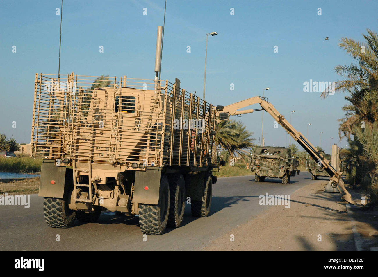 Una miniera di Buffalo gioco protette veicolo (MP/CV) ricerche Irish' Strada per improvvisare dispositivo esplosivo (IED) a Bagdad, Iraq, marzo 2007. La strada che collega la 'Zona internazionale' con il Bagdad International Airport. Foto: Carl Schulze Foto Stock