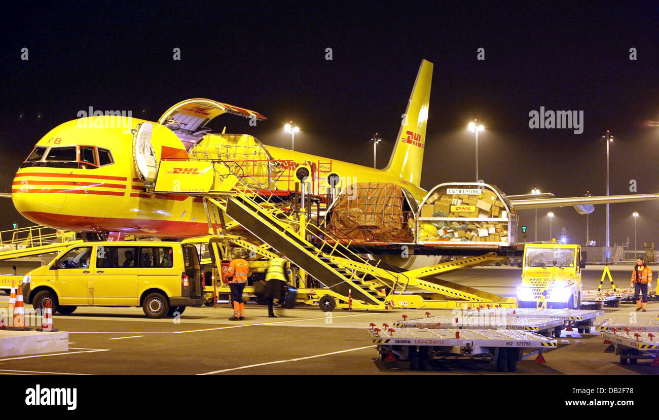 Un Boeing 757 di tedesco gruppo di logistica DHL è scaricato al mozzo di  DHL dell'aeroporto di Leipzig/Halle, Germania, 17 dicembre 2007. Lo stato  dell'arte del mozzo di DHL sta per raggiungere