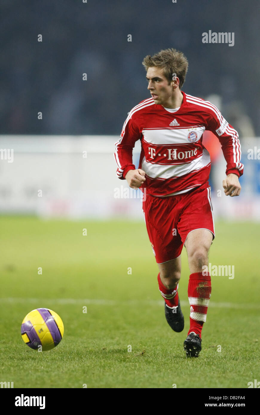 Philipp Lahm di Monaco di Baviera è sulla palla durante la partita della Bundesliga Hertha BSC Berlin v FC Bayern Monaco allo stadio Olimpico di BER1n, Germania, 15 dicembre 2007. La scarsa corrispondenza si è conclusa in un goalless draw. Foto: Soeren Stache Foto Stock