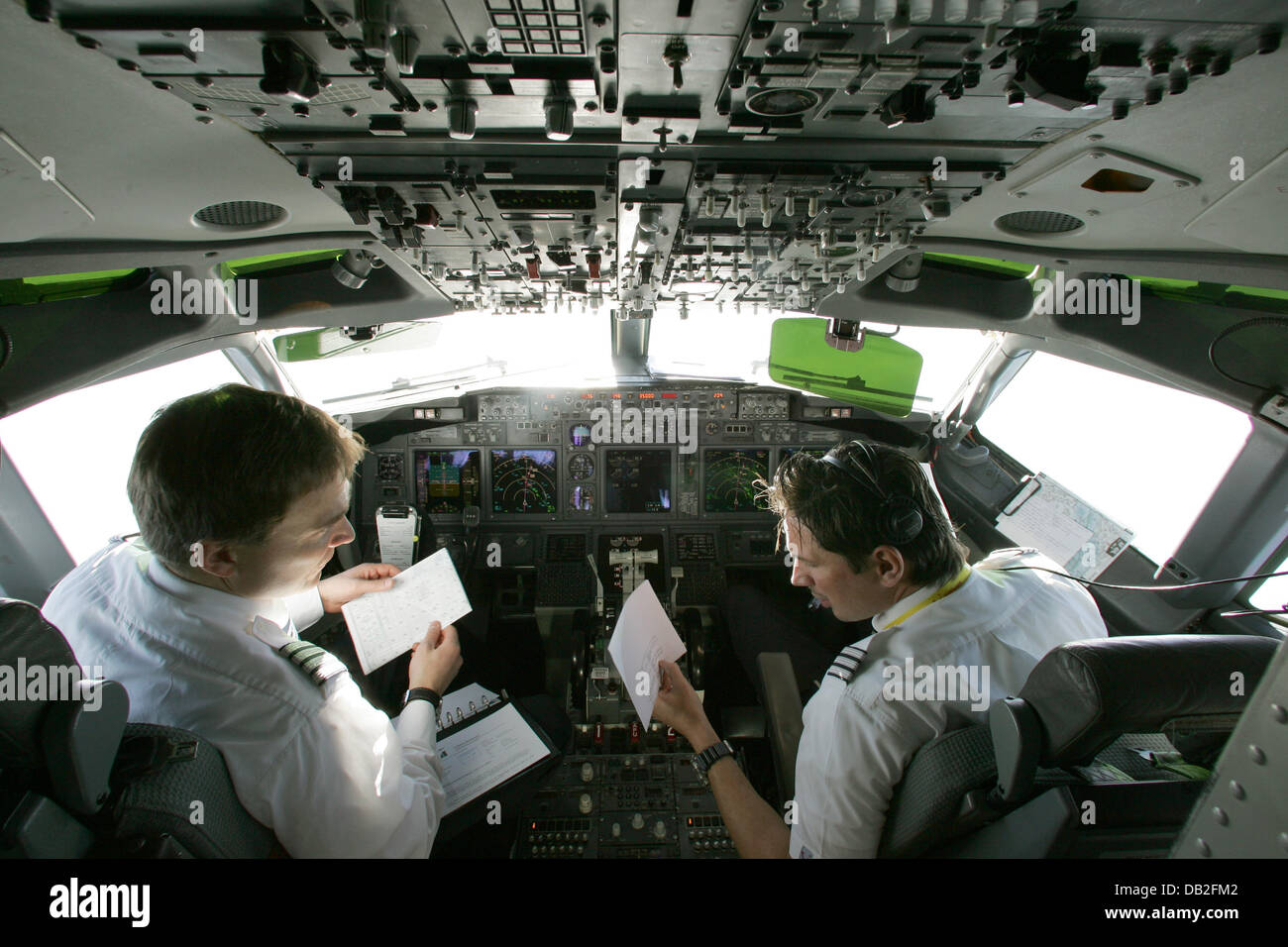 Pilota E Copilota Sedersi Nella Cabina Di Pilotaggio Di Un Boeing