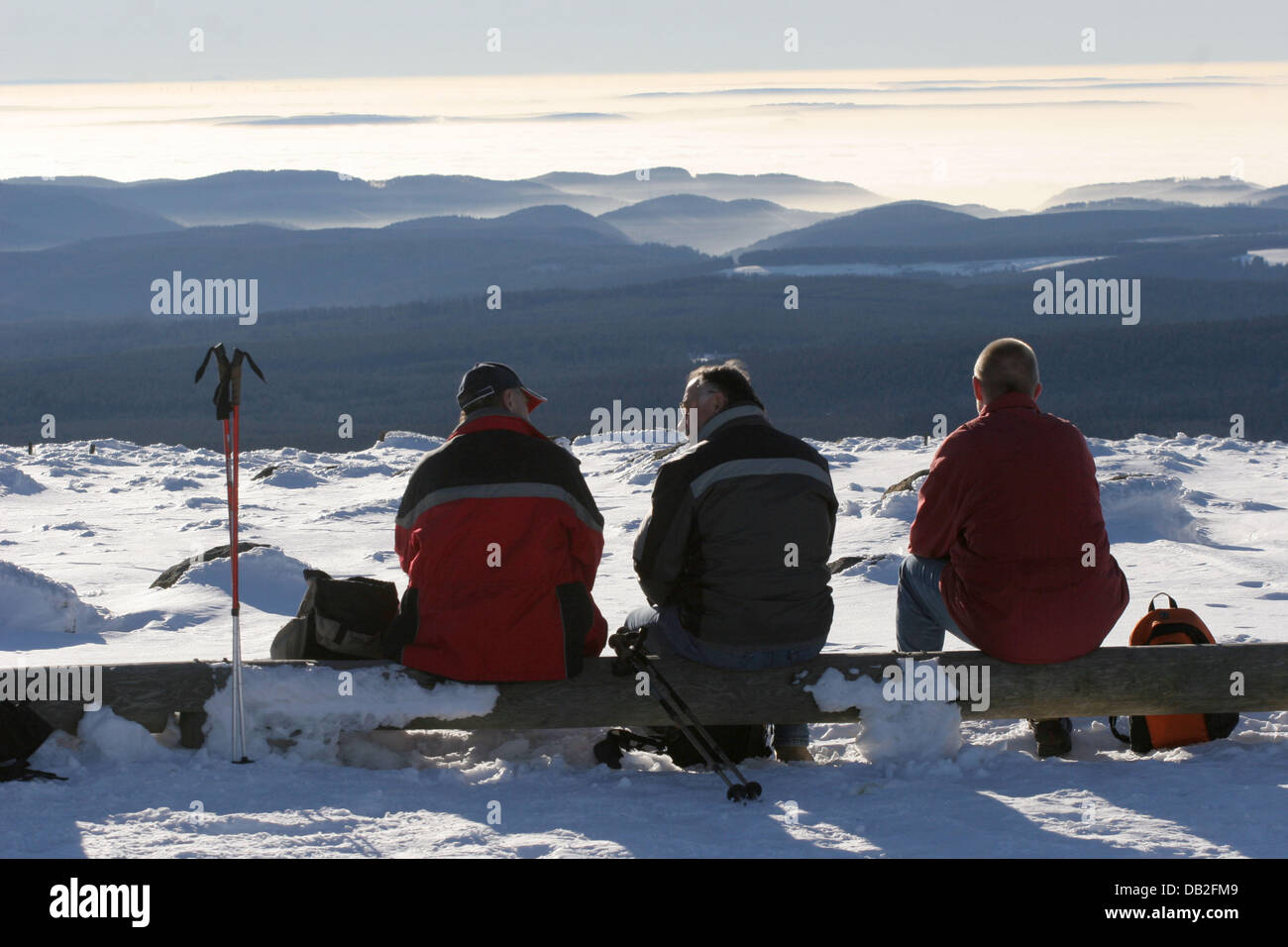 La foto mostra i turisti che cercano nella distanza su 1.142 metri di un alto monte Brocken in stato tedesco Sassonia-Anhalt, in Schierke, Germania, 20 dicembre 2007. A causa della inversione atmosferica (temperature superiori ad altitudini elevate) i turisti possono vedere oltre 70 chilometri dal monte Brocken. Stabile area di alta pressione 'Bernhilde' provoca la nebbia fredda meteo in pianura un Foto Stock