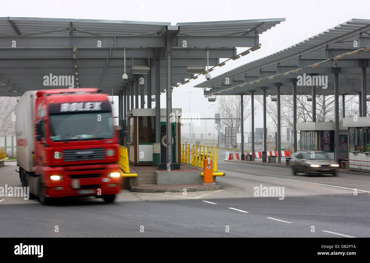 Camion e automobili auto lungo l'autostrada A 12 e attraversare il confine Polish-German non-stop in Swiecko, Polonia, 21 dicembre 2007. I controlli sono stati fermati a 86 confina a mezzanotte, quando la Polonia e la Repubblica ceca inserito la zona Schengen. Foto: Patrick Pleul Foto Stock